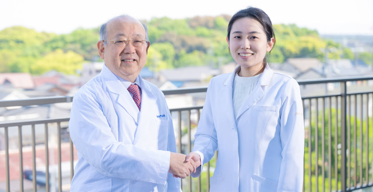 理事長と院長が握手している写真